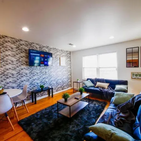 Cozy 3 - Bed Apartment, Minutes From Nyc!